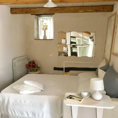 La Pace In Un Antico Borgo