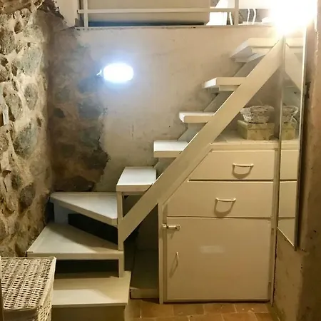 La Pace In Un Antico Borgo